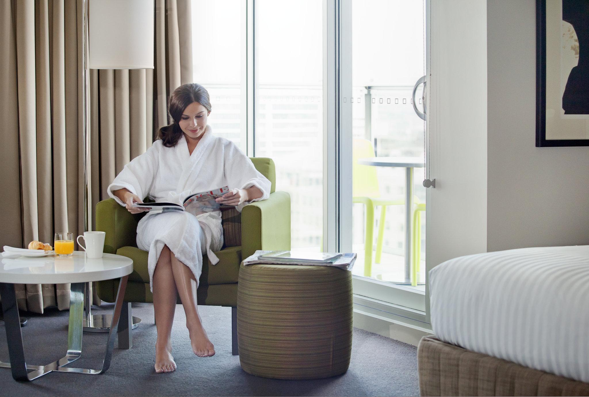ホテル プルマン アデレード エクステリア 写真 A guest in a room at the hotel