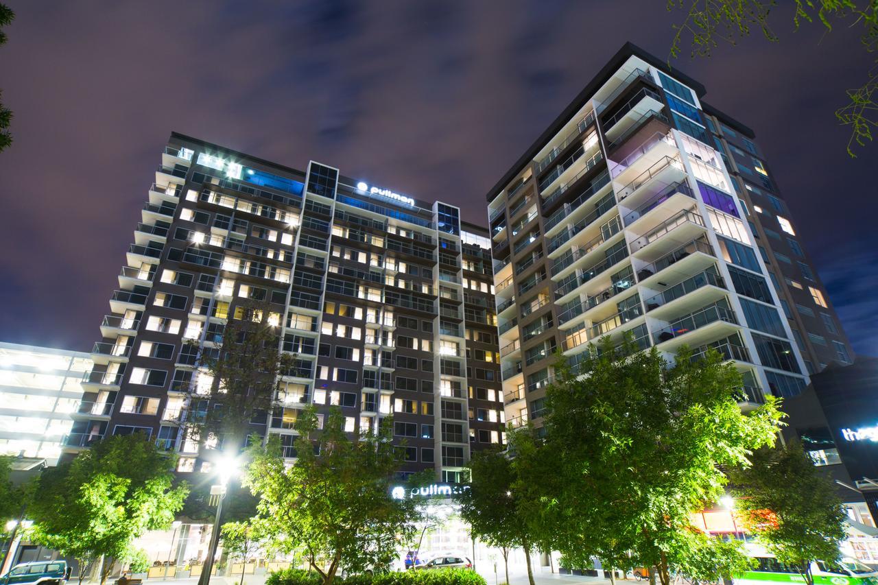 ホテル プルマン アデレード エクステリア 写真 The apartment building at night